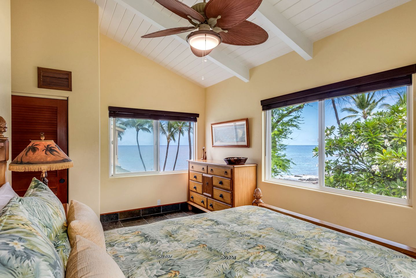 Spacious Deluxe Oceanfront Cottage near Kailua, Hawaii