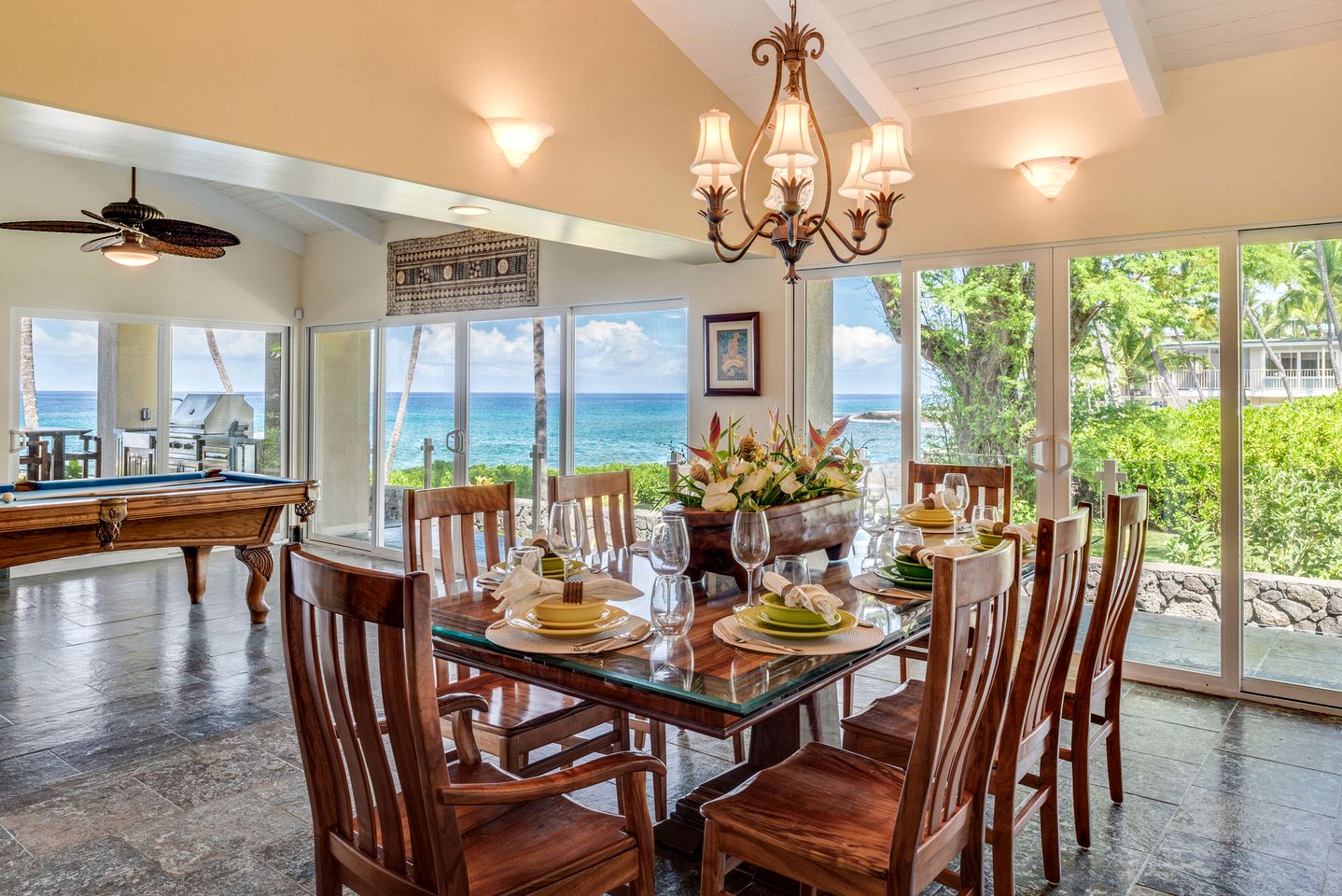 Spacious Deluxe Oceanfront Cottage near Kailua, Hawaii