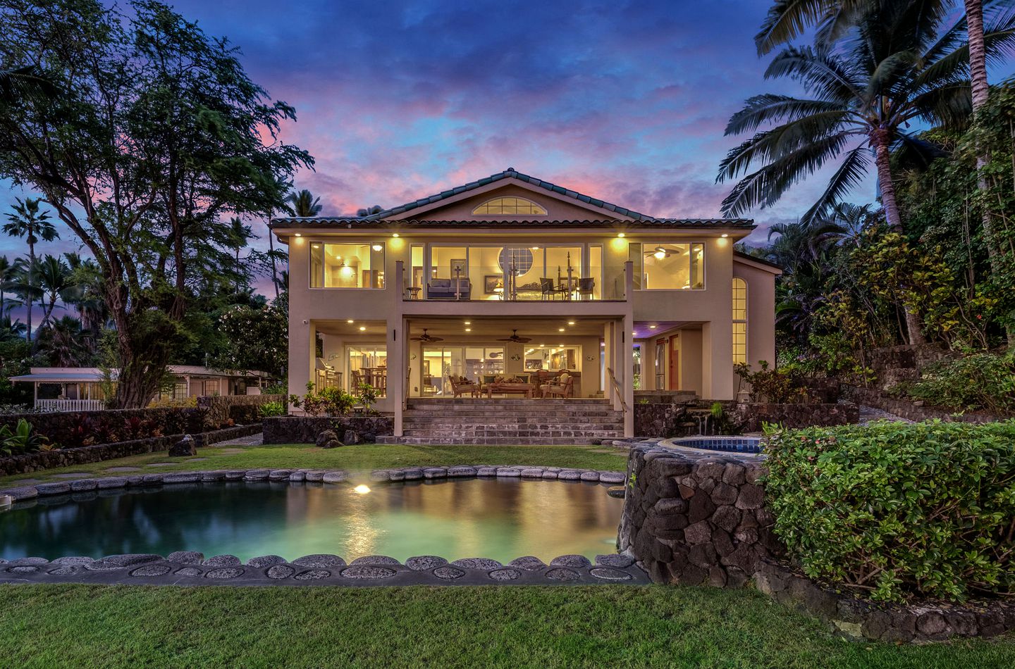 Spacious Deluxe Oceanfront Cottage near Kailua, Hawaii