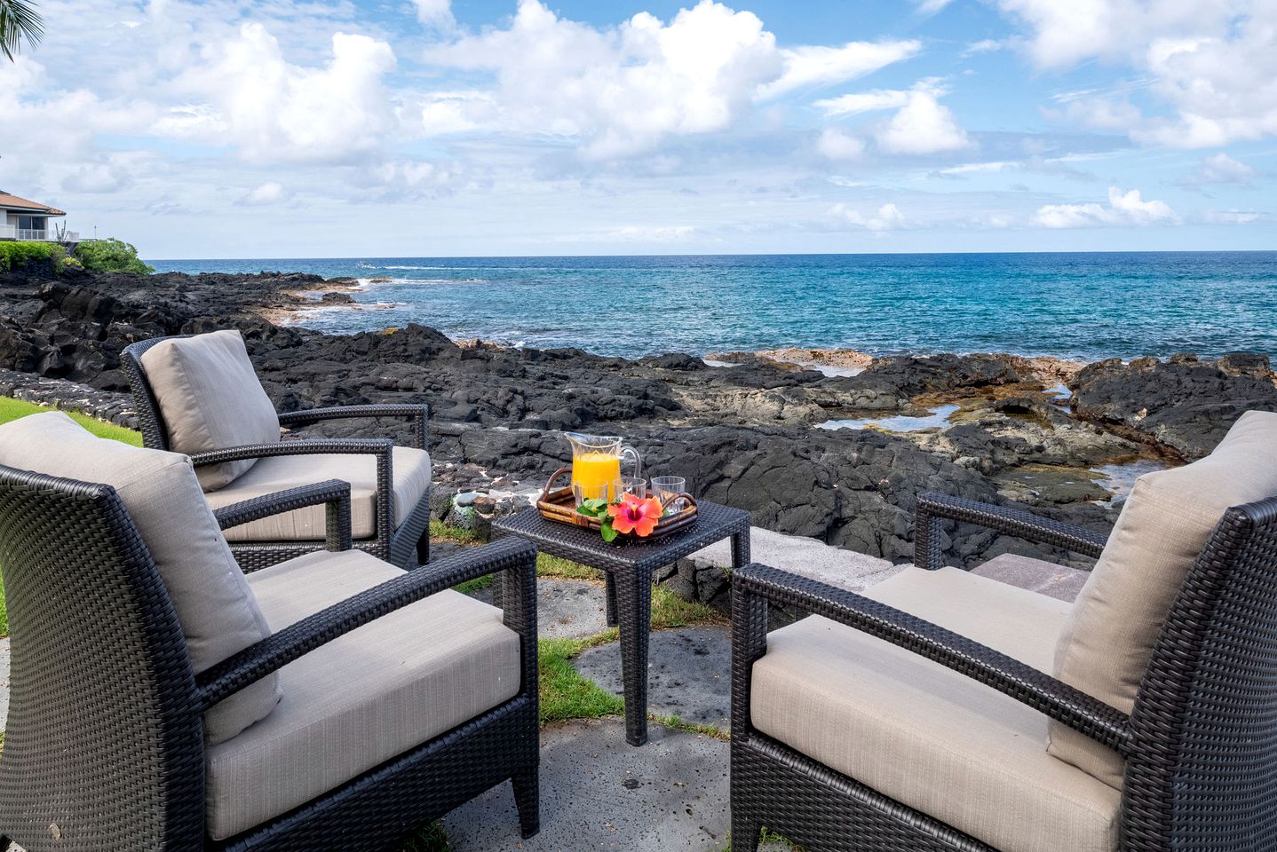 Spacious Deluxe Oceanfront Cottage near Kailua, Hawaii