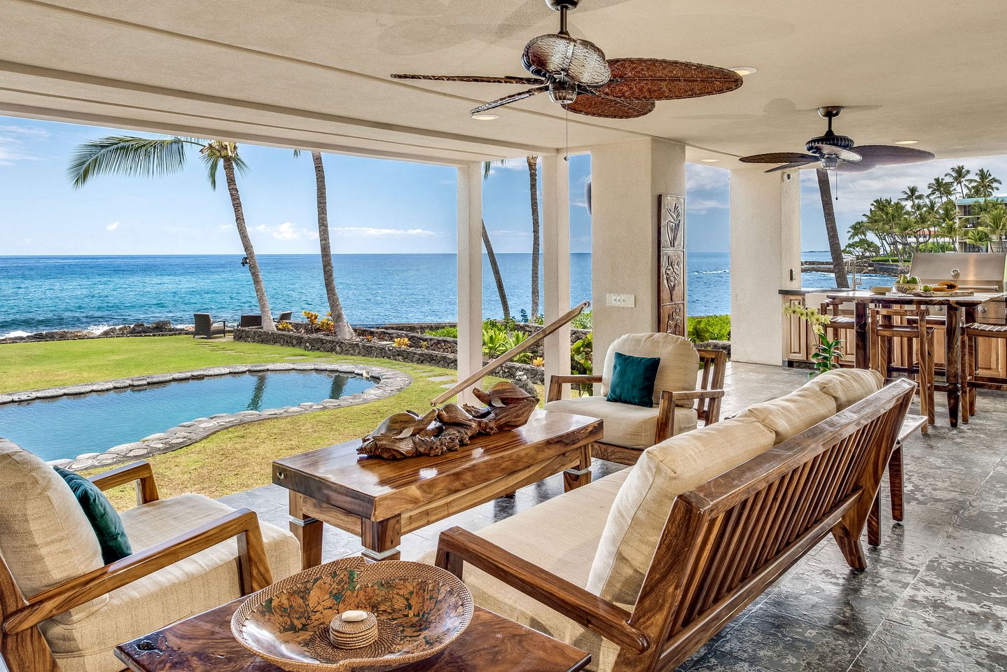 Spacious Deluxe Oceanfront Cottage near Kailua, Hawaii