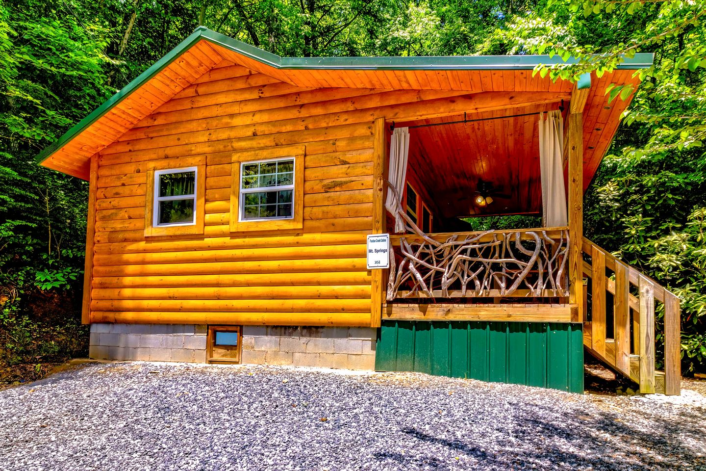 Log Cabins (United States of America, Cherokee, North Carolina)