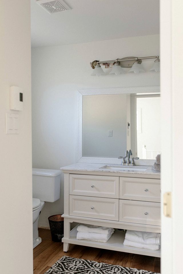 Lovely Cabin with Beach Access on Otter Lake, British Columbia