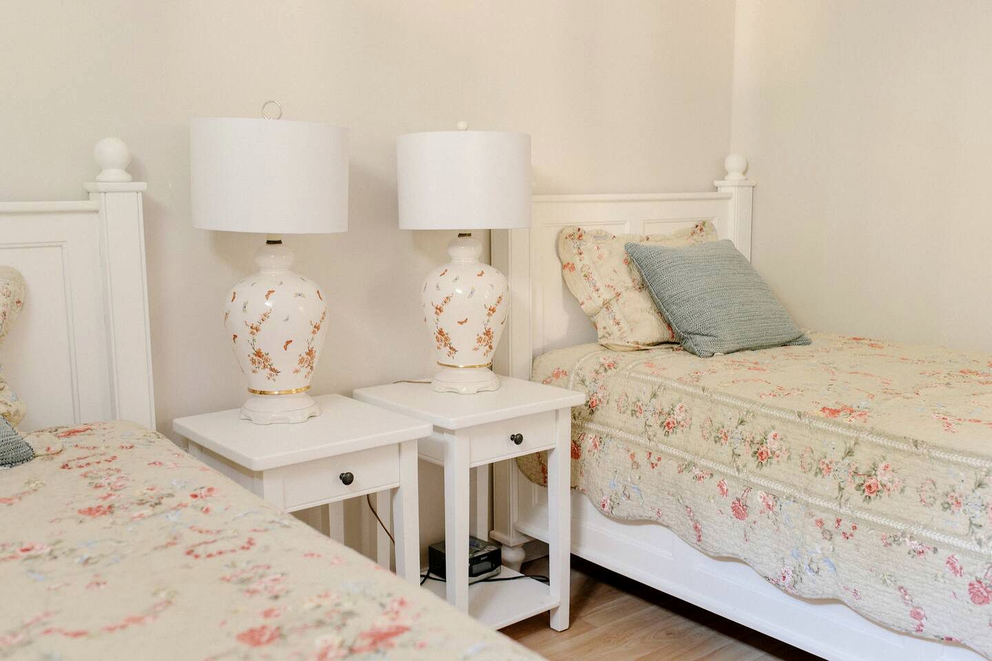 Lovely Cabin with Beach Access on Otter Lake, British Columbia