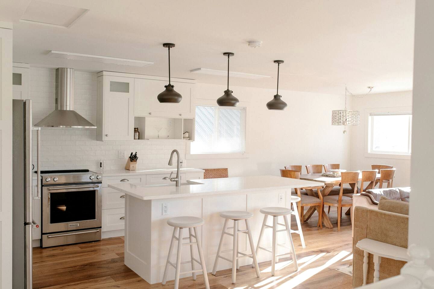 Lovely Cabin with Beach Access on Otter Lake, British Columbia