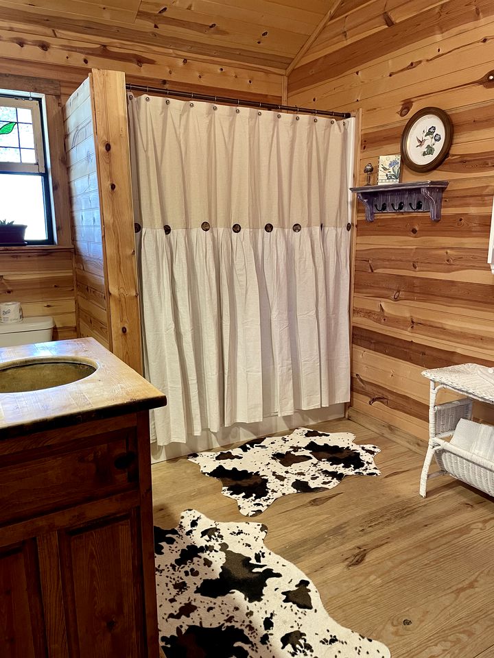 Charming King-Size Cabin with Wi-Fi and Deck in Fredericksburg, Texas