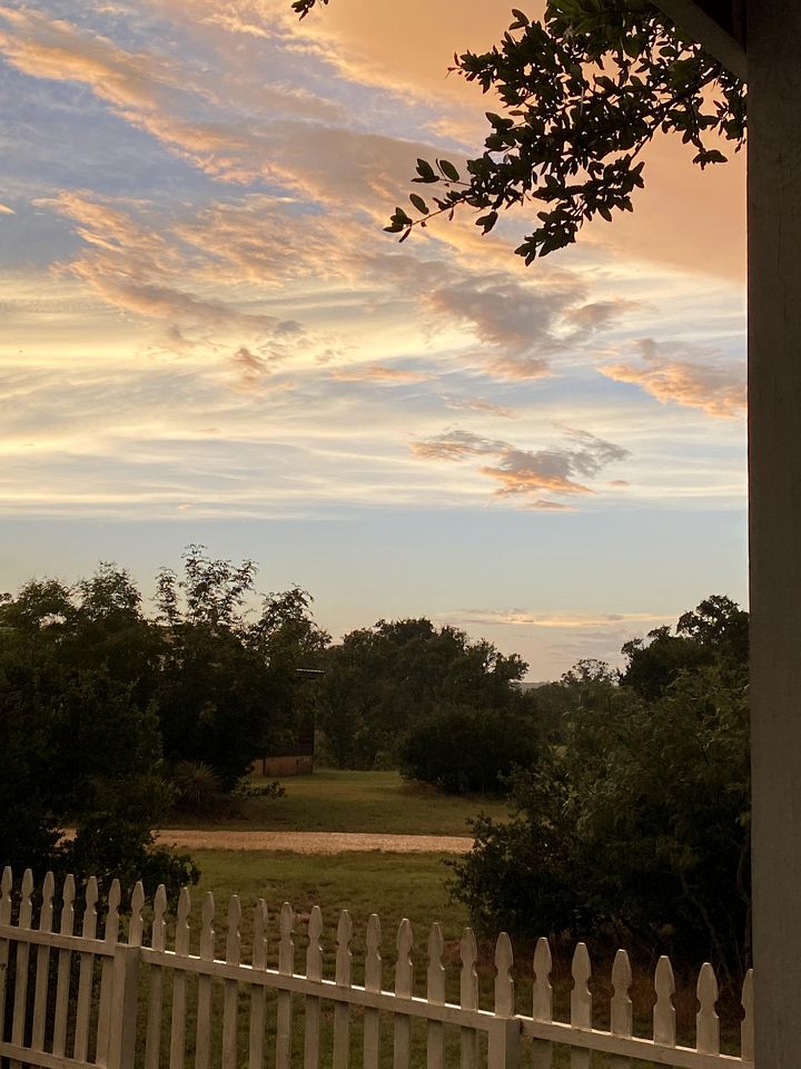 Charming King-Size Cabin with Wi-Fi and Deck in Fredericksburg, Texas