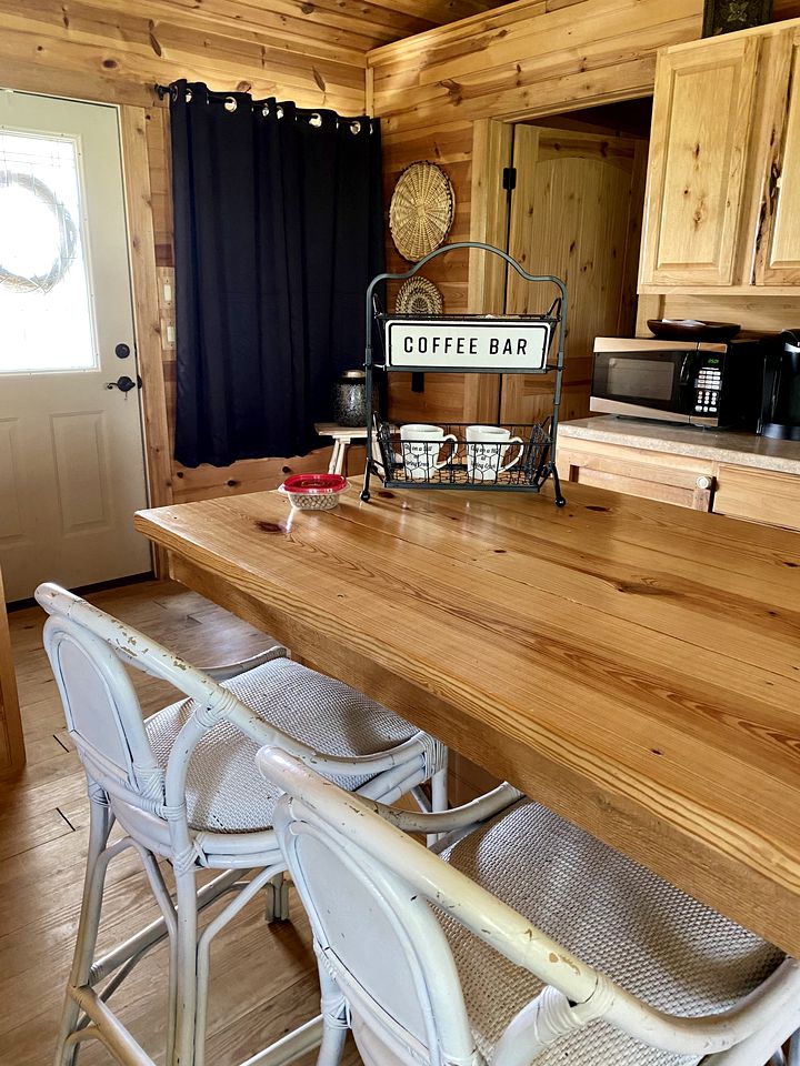 Spacious Accommodation for Two with Direct Creek Access for Fishing in Fredericksburg, Texas