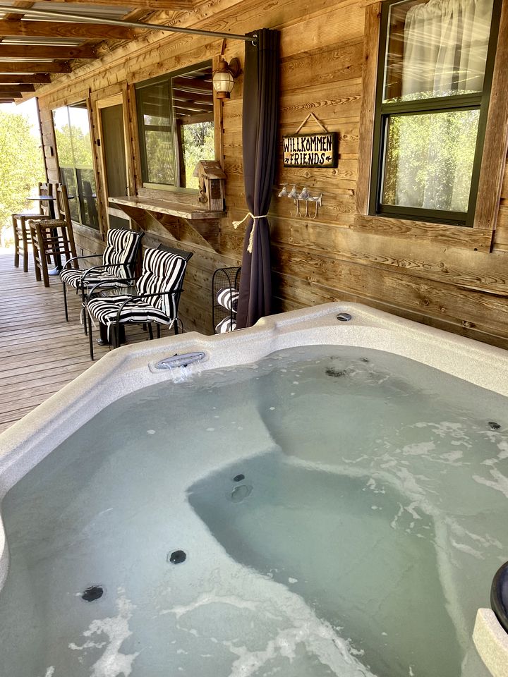 Spacious Accommodation for Two with Direct Creek Access for Fishing in Fredericksburg, Texas