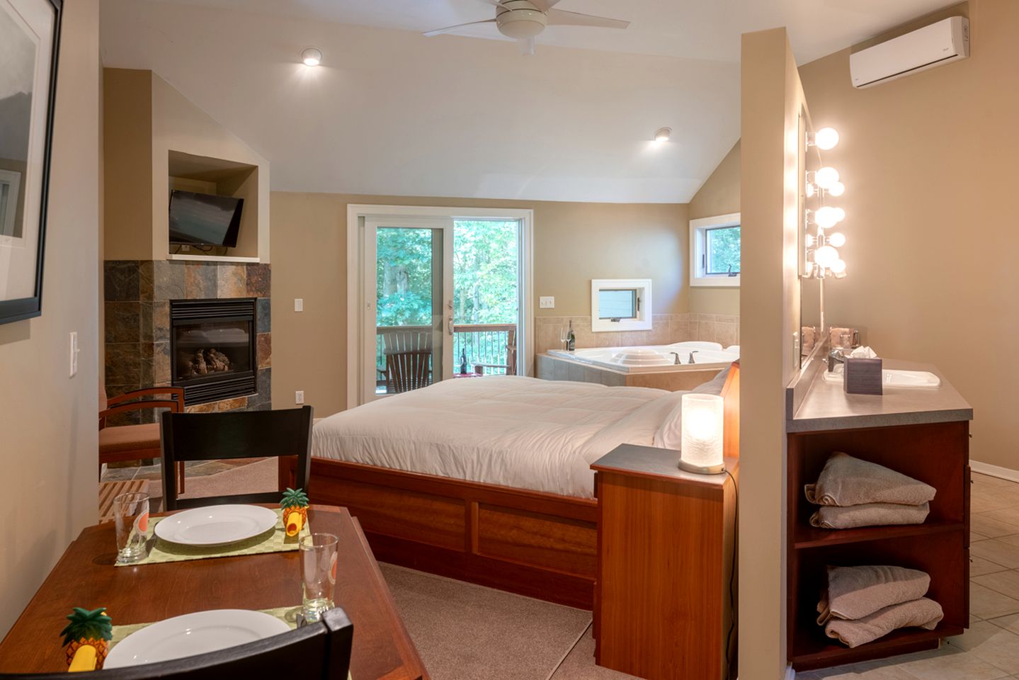 Cozy Getaway Suite in Nature near Lake Michigan in Holland, Michigan