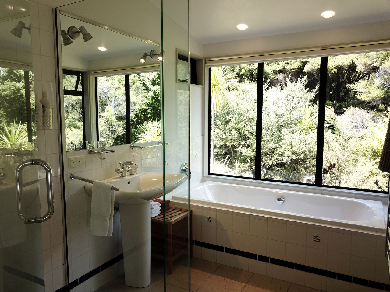 Secluded Coastal Cottage Rental with Stunning Views near Whangarei, North Island