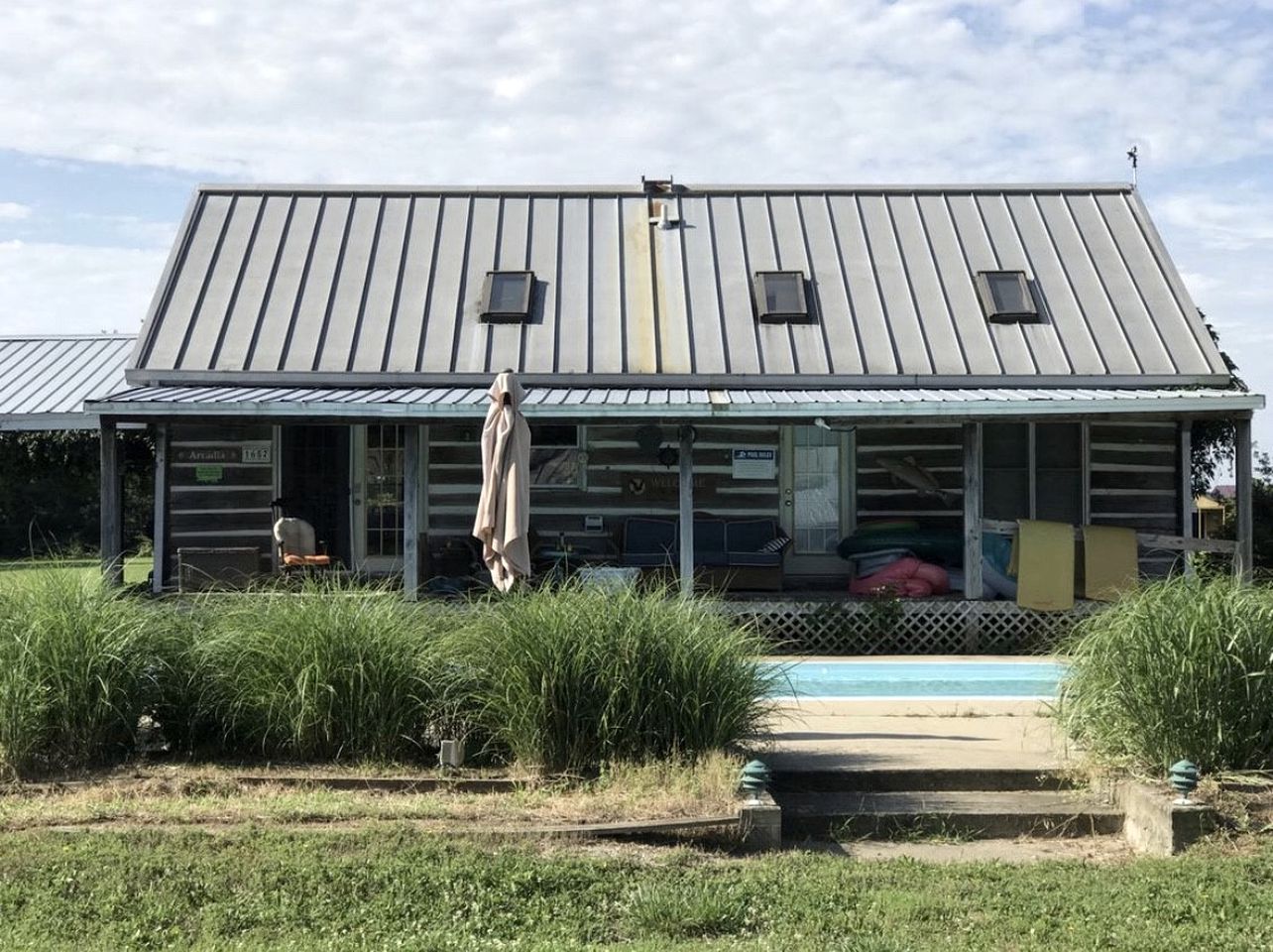 Pet-Friendly Log Cabin with an Outdoor Pool near Crofton, Kentucky