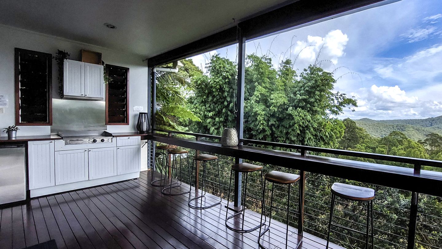 Incredible Family-Friendly Cottage with Luxurious Hot Tub in Wongawallan, Queensland