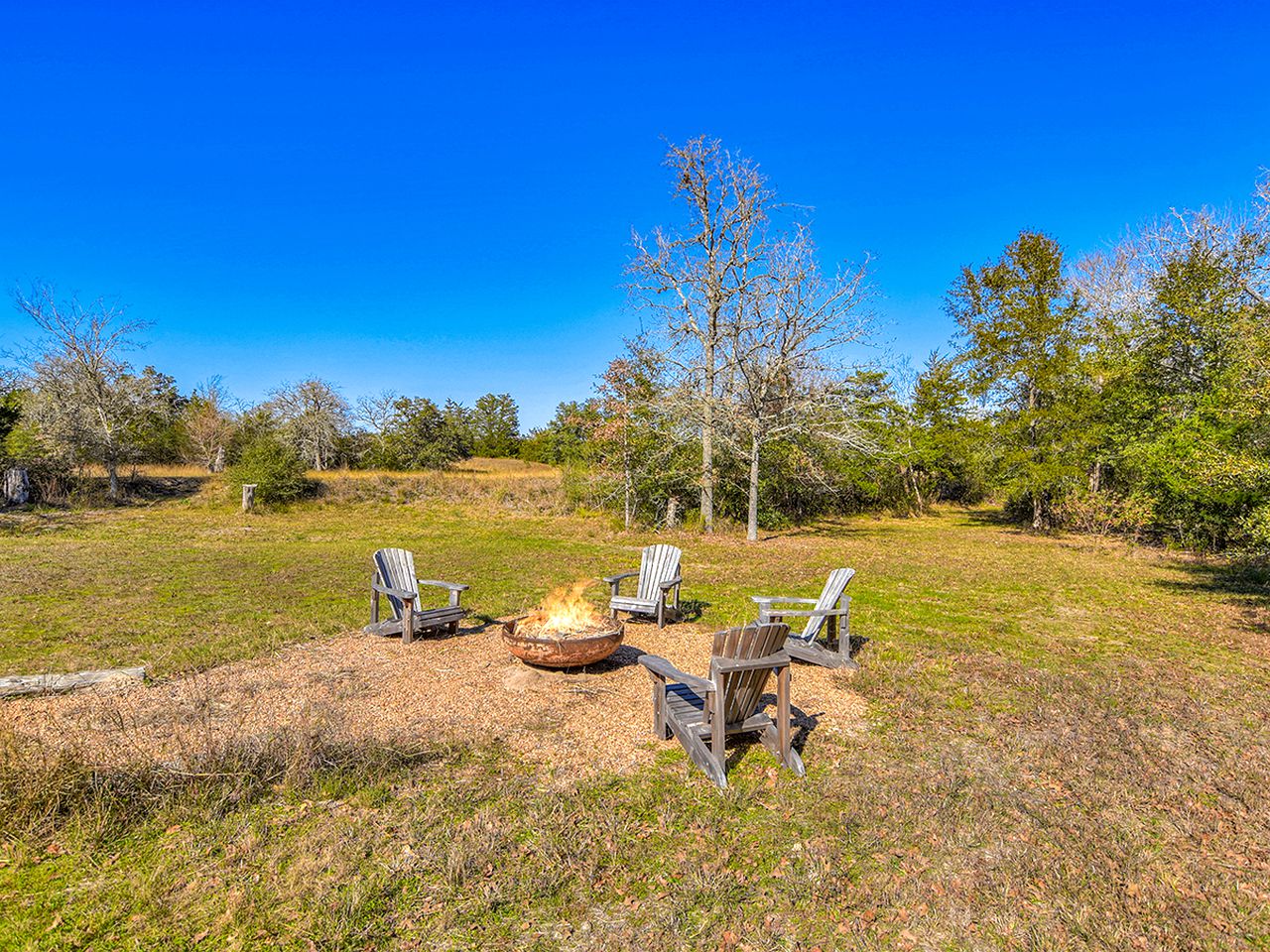 Eco-Friendly Tree House-Style Cabin Rental for Getaway to Round Top, Texas