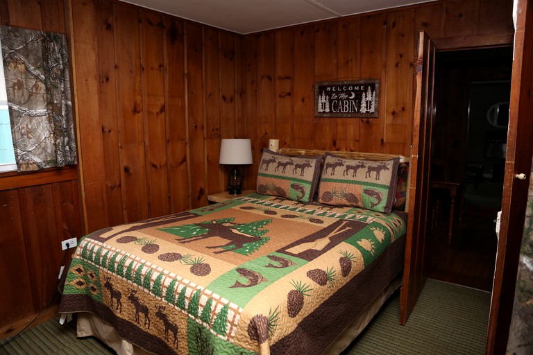 Cabins (Schroon Lake, New York, United States of America)