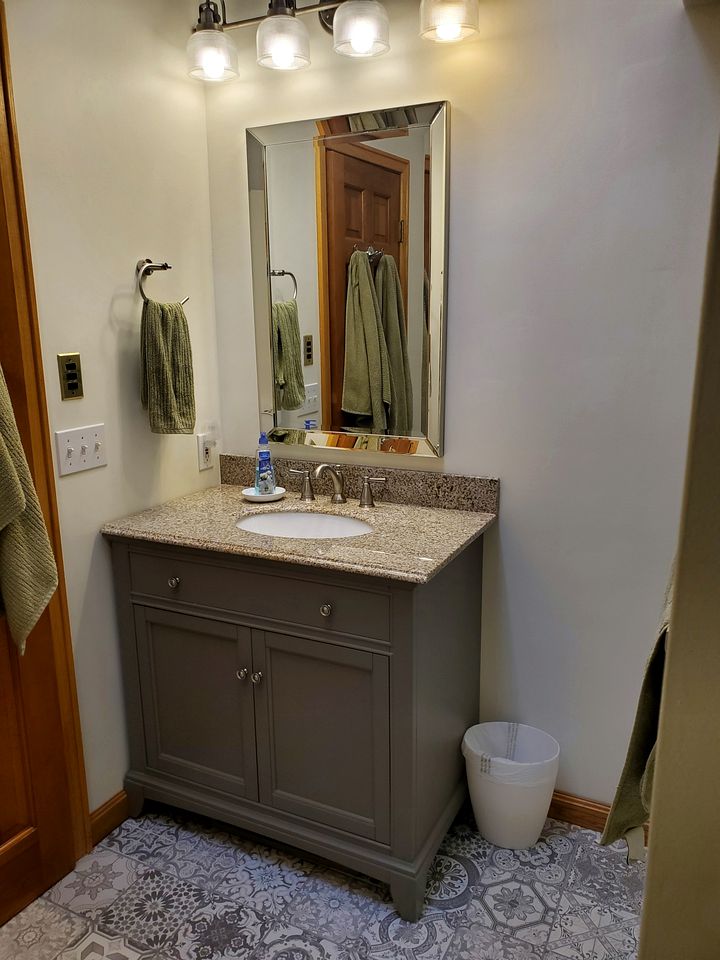 Spacious Family-Friendly Cabin with a Wraparound Deck in the Green Mountains of Vermont