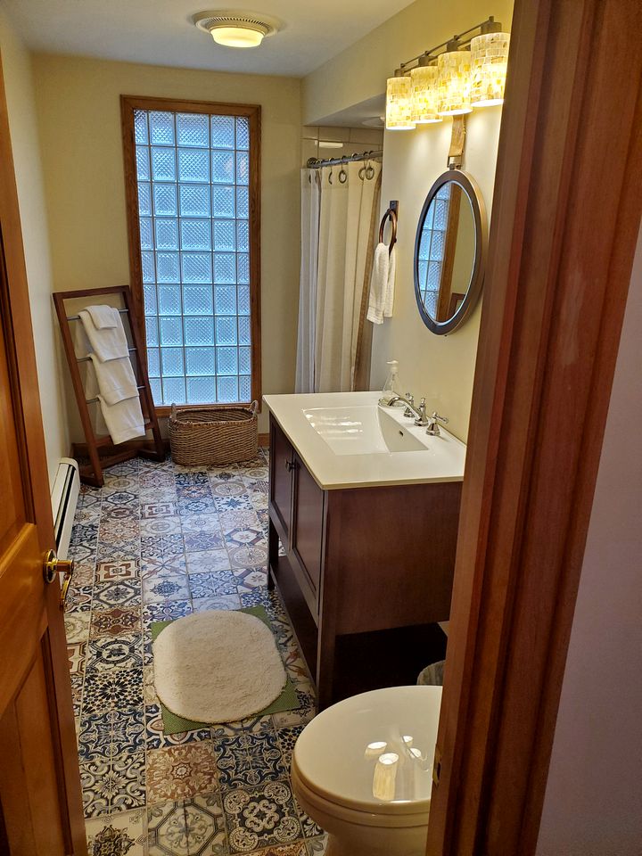 Spacious Family-Friendly Cabin with a Wraparound Deck in the Green Mountains of Vermont