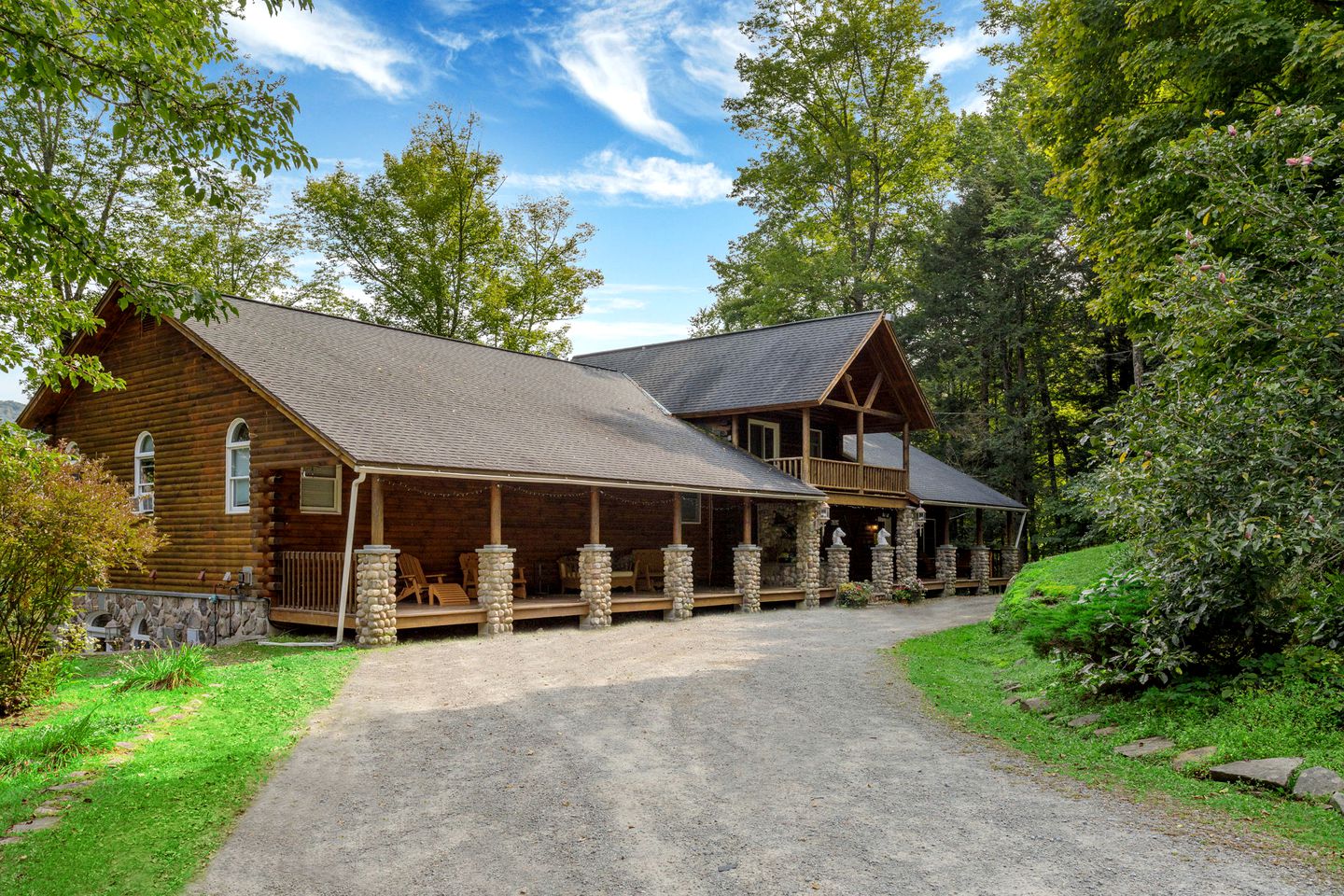 Spacious Villa Rental with a Pool for a Large Group near Catskill Mountains, New York