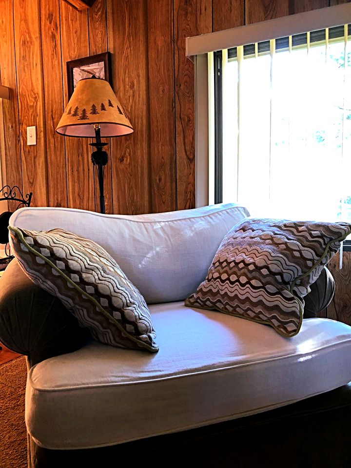 Cozy Five-Person Fishing Cabin with a Private Deck in Darby, Montana