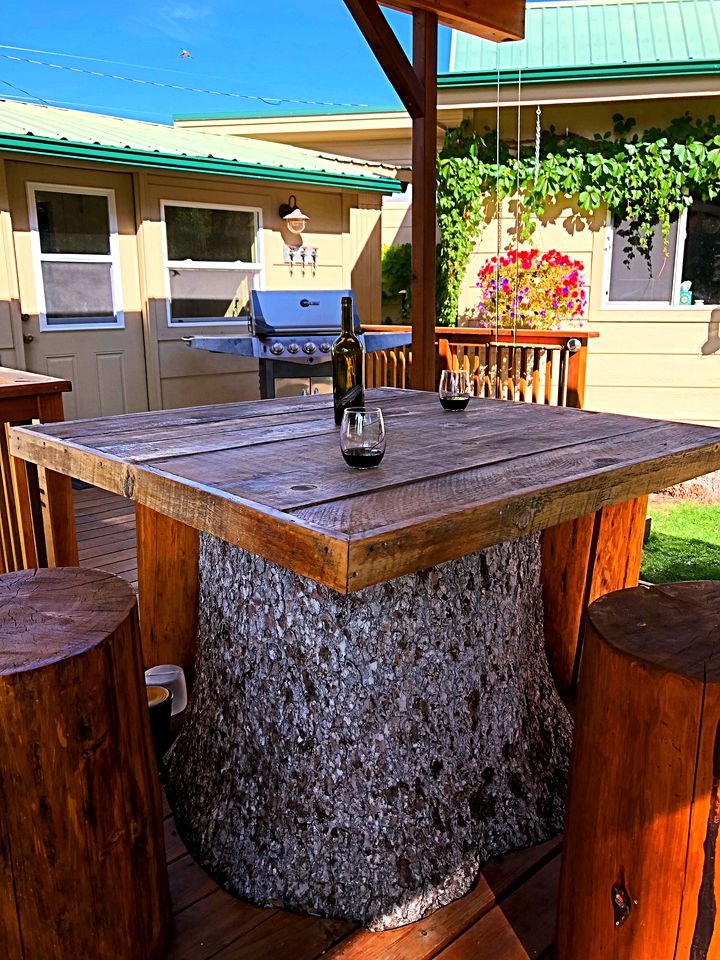 Cozy Five-Person Fishing Cabin with a Private Deck in Darby, Montana