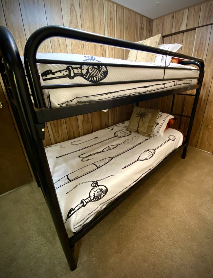 Cozy Five-Person Fishing Cabin with a Private Deck in Darby, Montana