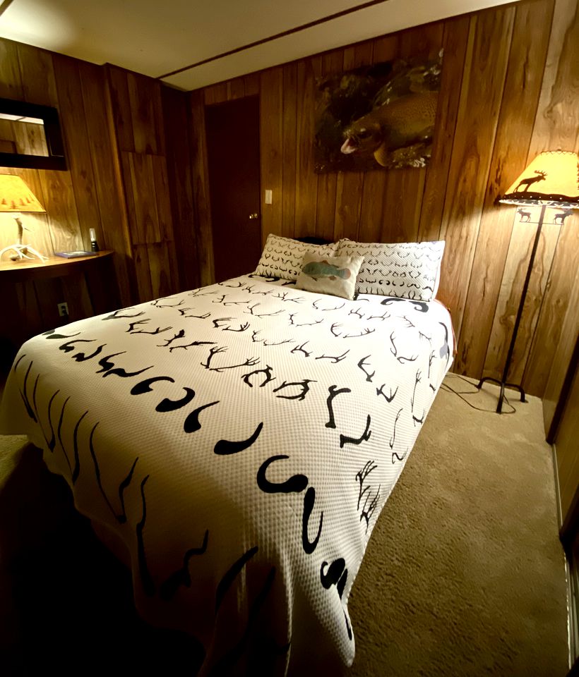 Cozy Five-Person Fishing Cabin with a Private Deck in Darby, Montana