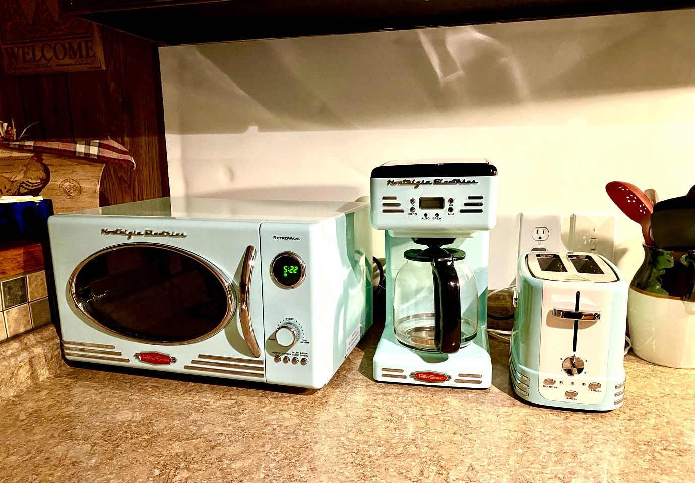 Cozy Five-Person Fishing Cabin with a Private Deck in Darby, Montana