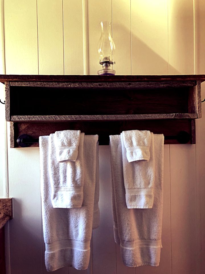 Cozy Five-Person Fishing Cabin with a Private Deck in Darby, Montana