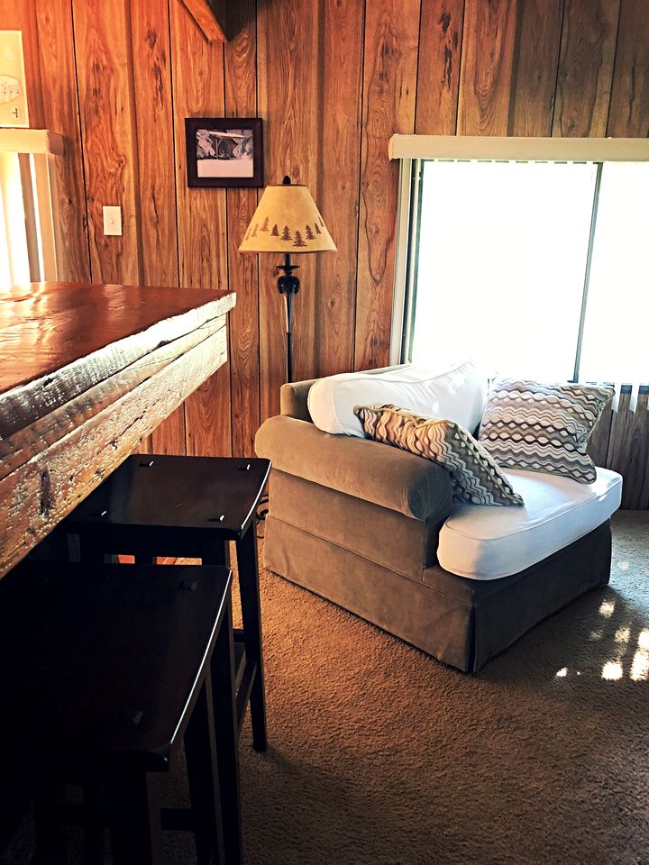 Cozy Five-Person Fishing Cabin with a Private Deck in Darby, Montana