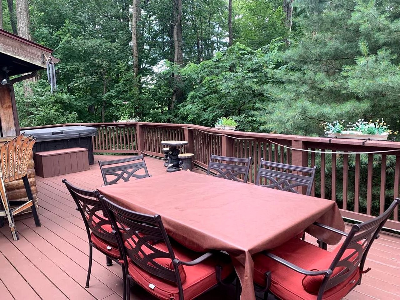 Log Cabin with a Hot Tub in Ellicottville, For Magical Glamping Escapes in New York