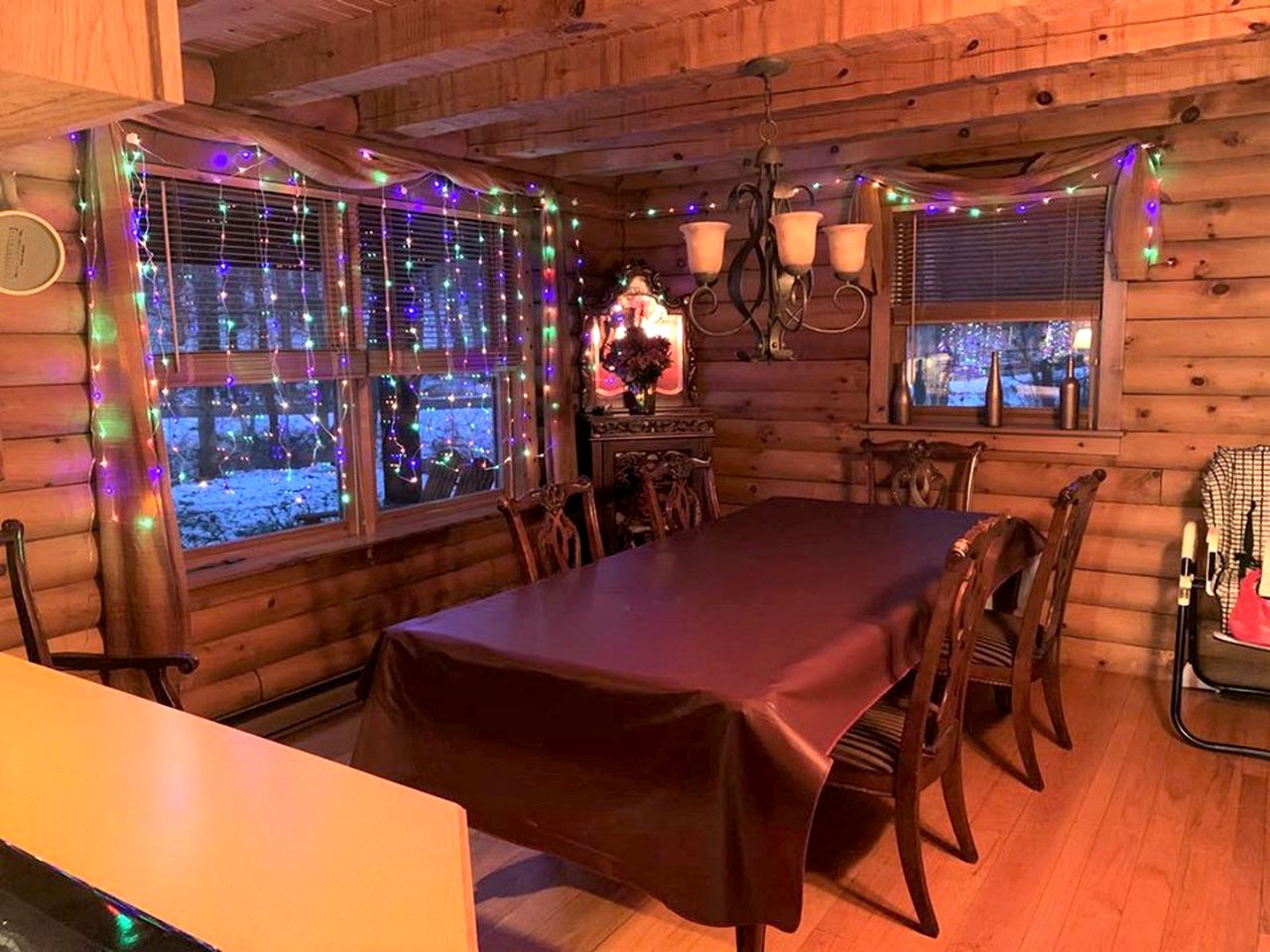 Log Cabin with a Hot Tub in Ellicottville, For Magical Glamping Escapes in New York
