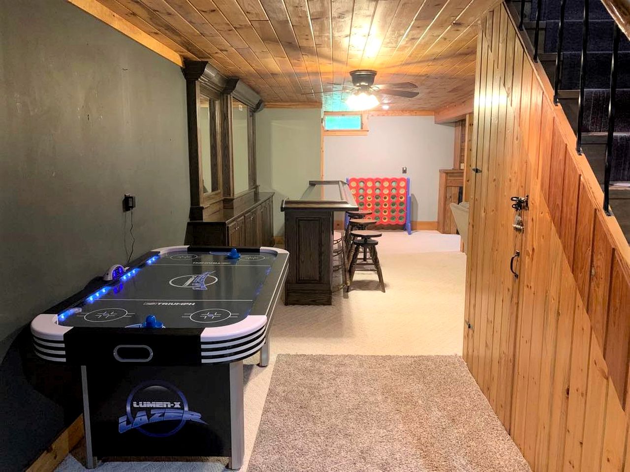 Log Cabin with a Hot Tub in Ellicottville, For Magical Glamping Escapes in New York