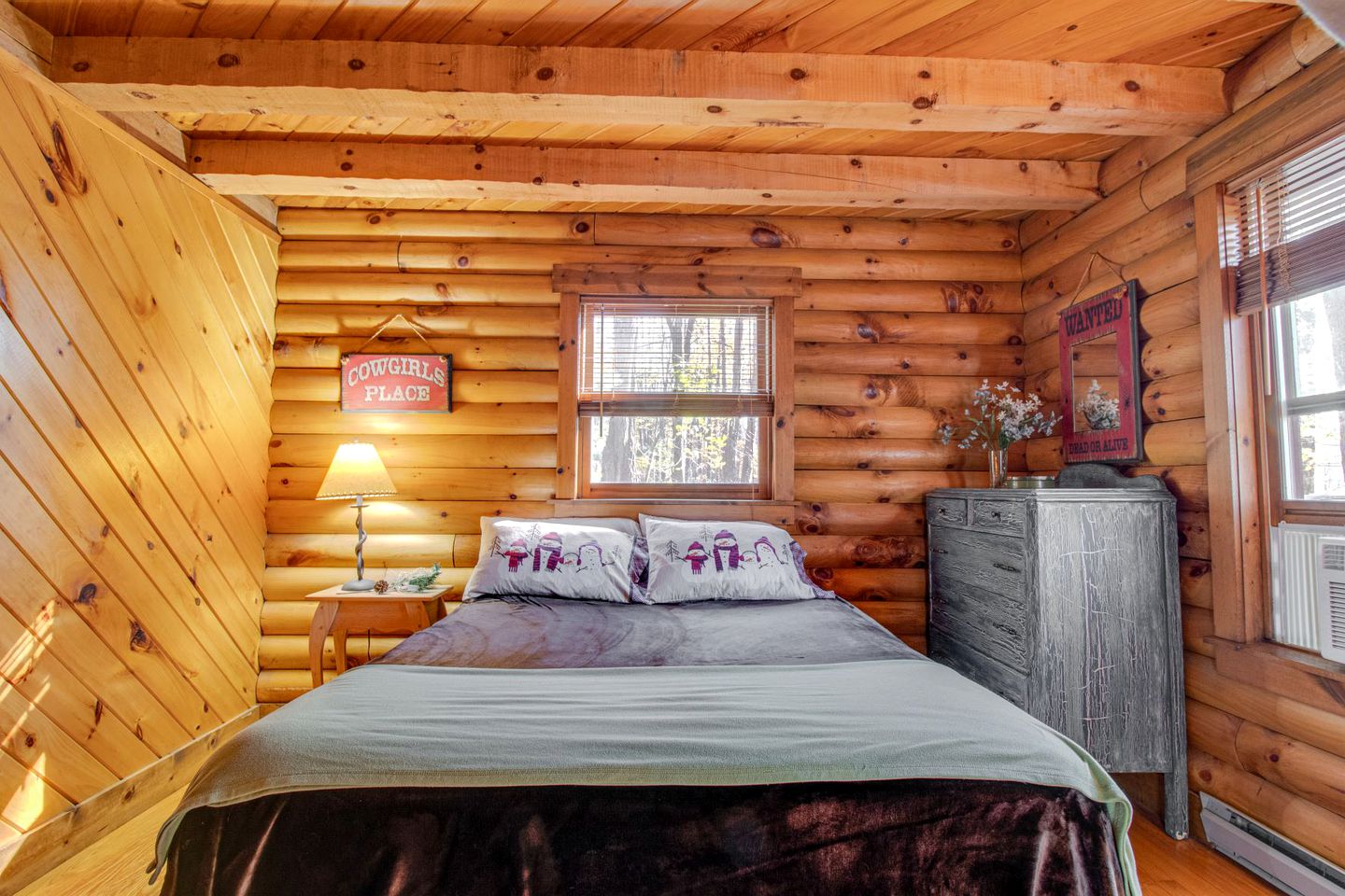 Log Cabin with a Hot Tub in Ellicottville, For Magical Glamping Escapes in New York