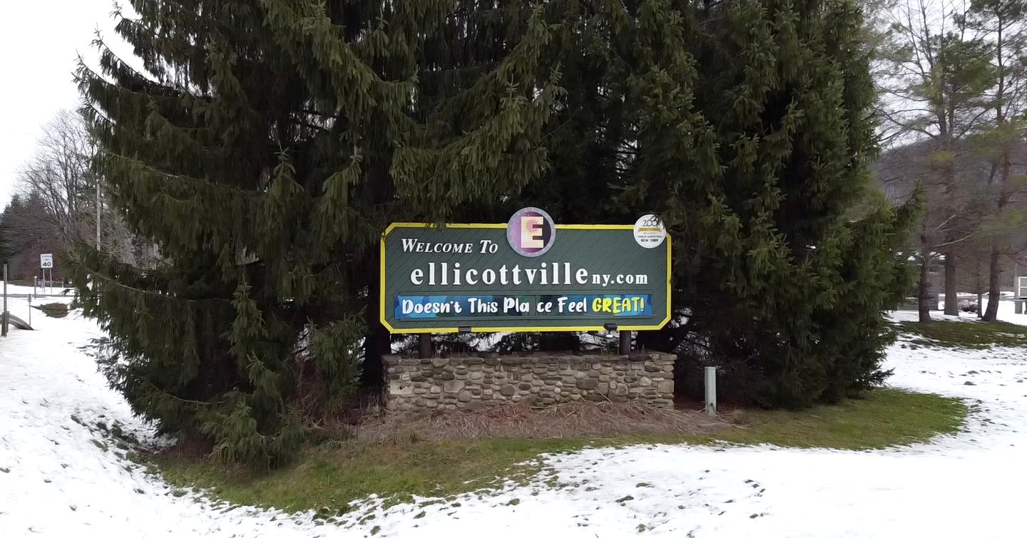 Log Cabin with a Hot Tub in Ellicottville, For Magical Glamping Escapes in New York