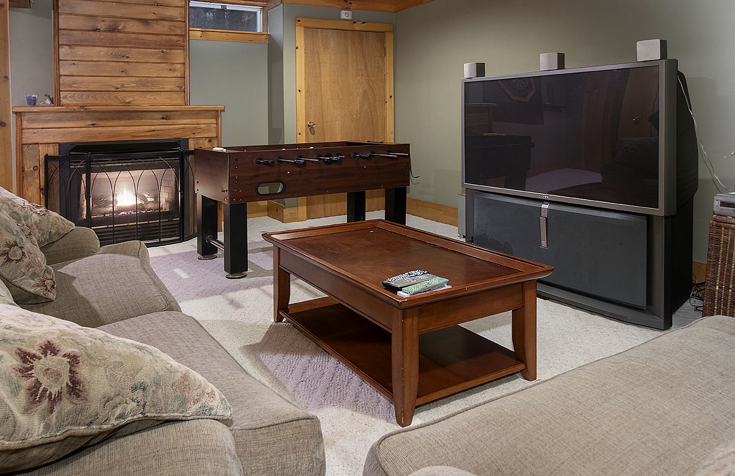 Log Cabin with a Hot Tub in Ellicottville, For Magical Glamping Escapes in New York