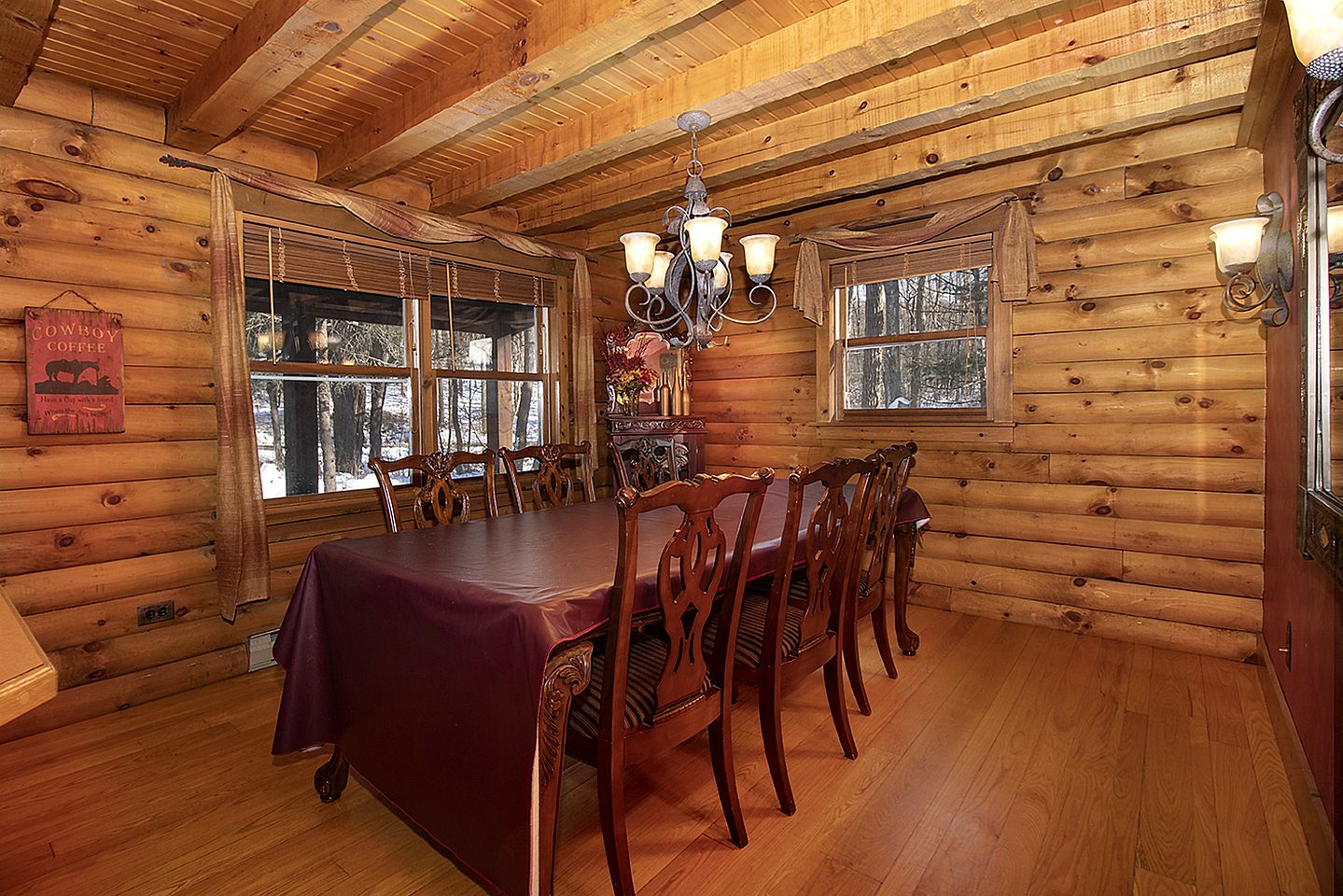 Log Cabin with a Hot Tub in Ellicottville, For Magical Glamping Escapes in New York