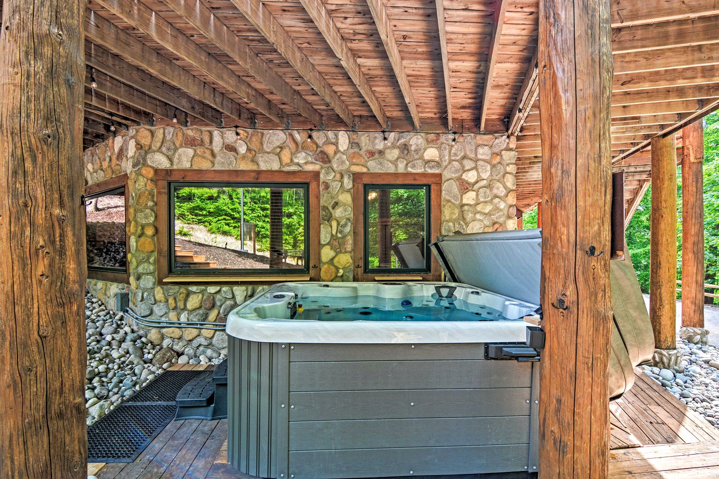 Gorgeous Log Cabin for Group Getaways to Shanty Creek Resort, Michigan