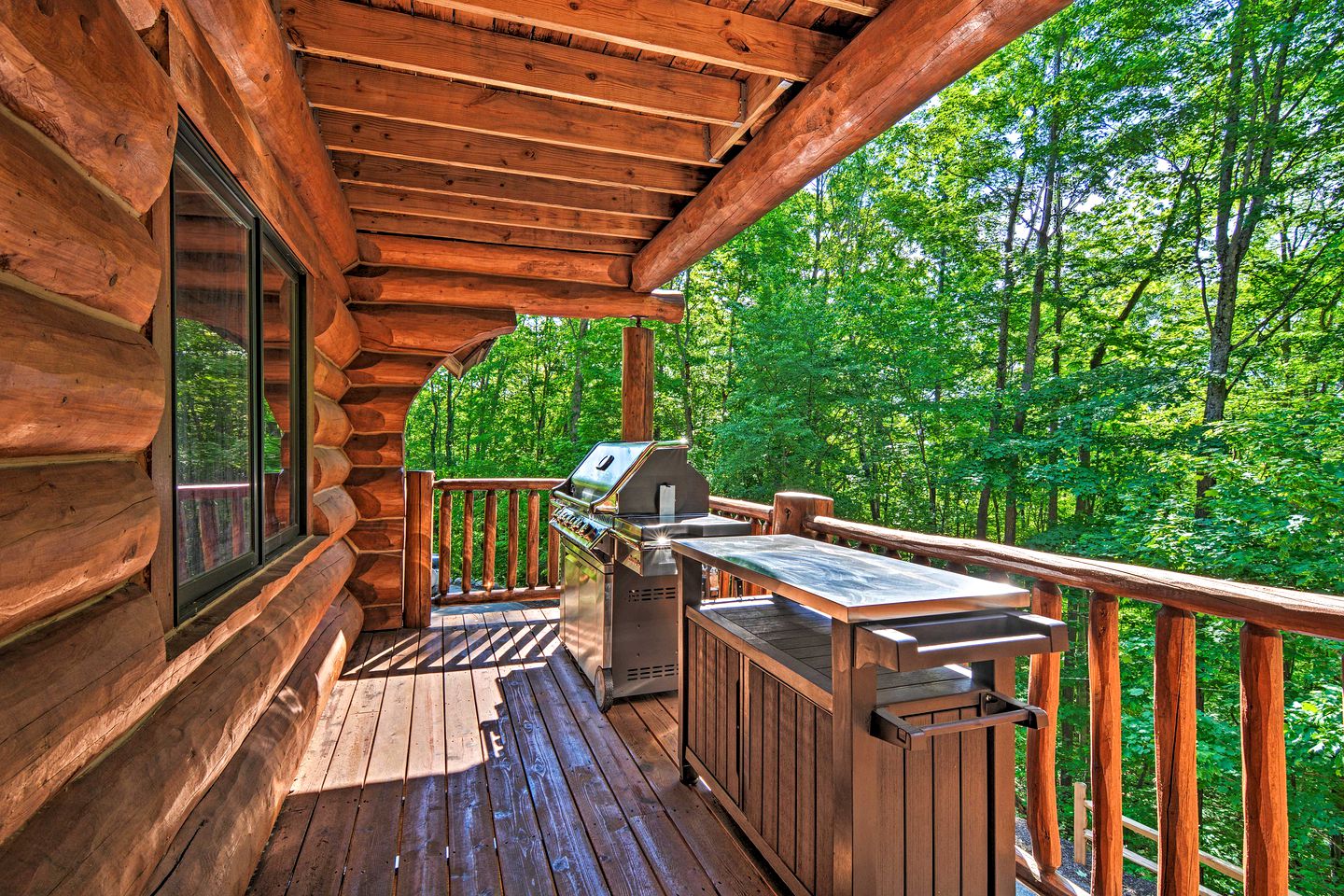 Gorgeous Log Cabin for Group Getaways to Shanty Creek Resort, Michigan
