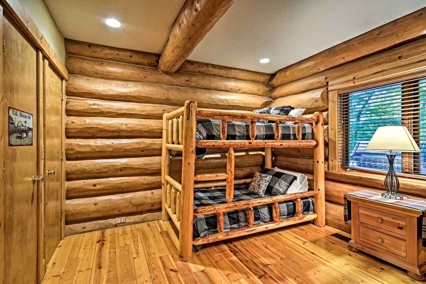 Gorgeous Log Cabin for Group Getaways to Shanty Creek Resort, Michigan