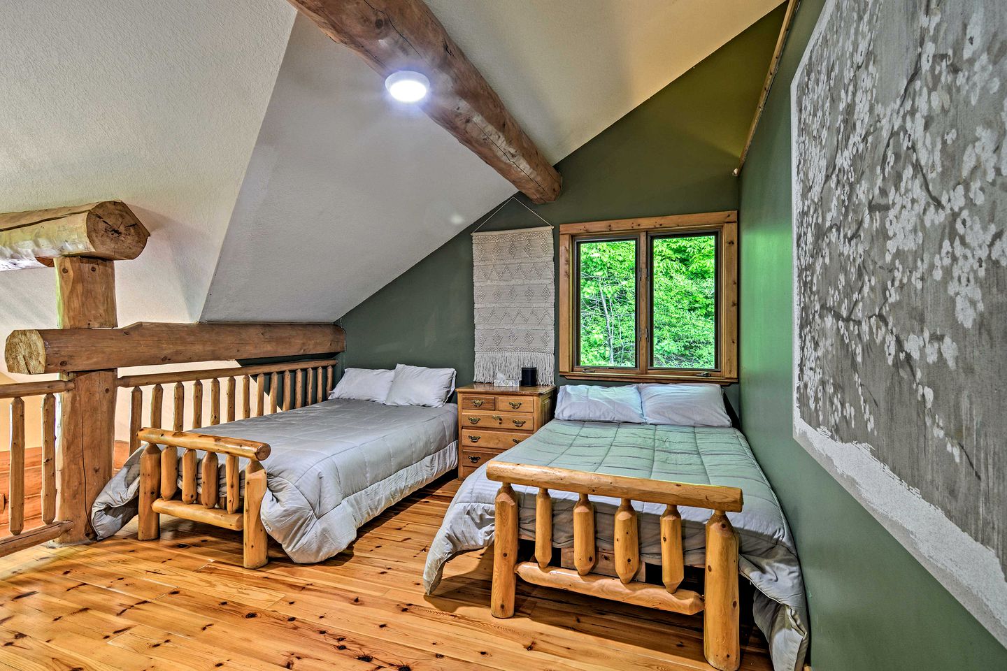 Gorgeous Log Cabin for Group Getaways to Shanty Creek Resort, Michigan