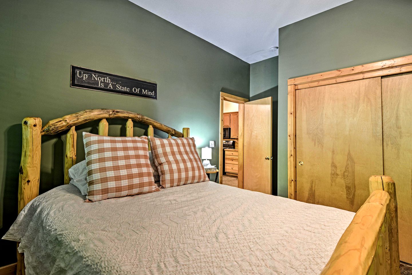 Gorgeous Log Cabin for Group Getaways to Shanty Creek Resort, Michigan