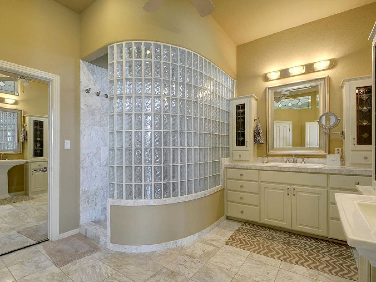 Luxurious Vacation Rental for Large Groups and Special Events on Lake Travis, Texas