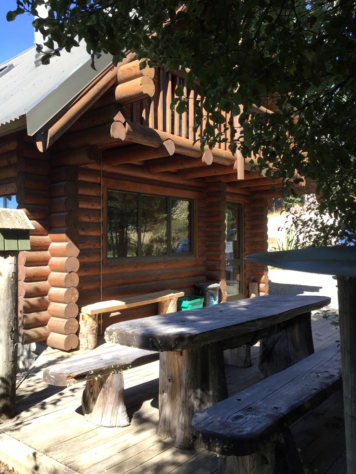 Enchanting and Secluded Cabin Rental near Lyford, South Island