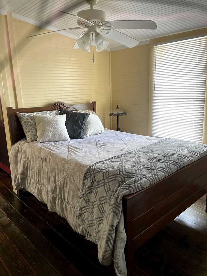 Vintage Cabin for a Romantic Getaway near Uwharrie National Forest in Denton, North Carolina