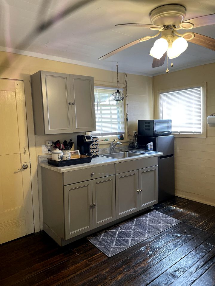 Vintage Cabin for a Romantic Getaway near Uwharrie National Forest in Denton, North Carolina