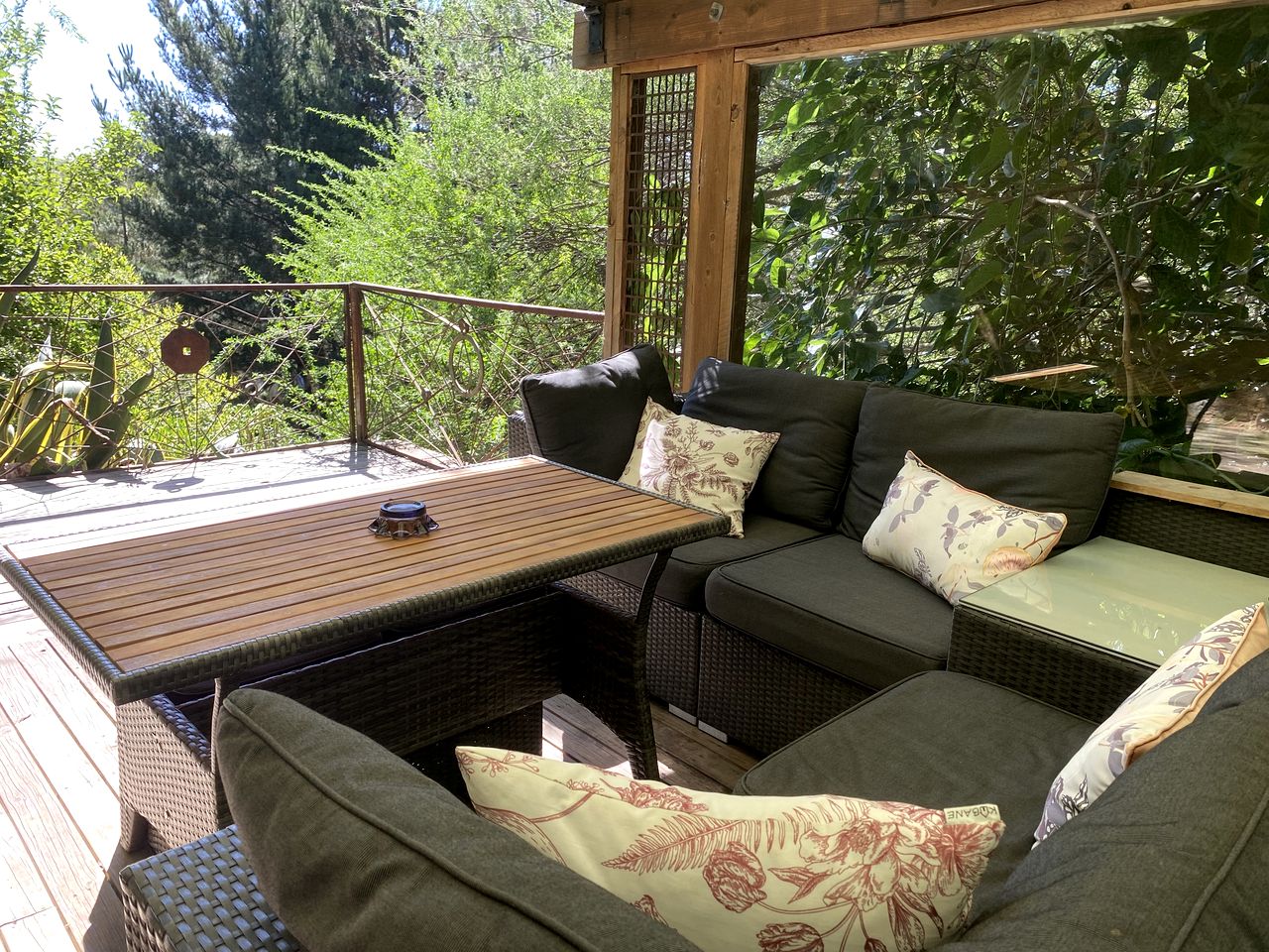 Rustic Cabin Rental Overlooking the Forest near Daylesford, Victoria