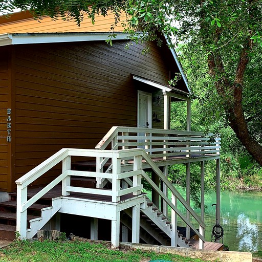 Cabins (New Braunfels, Texas, United States)