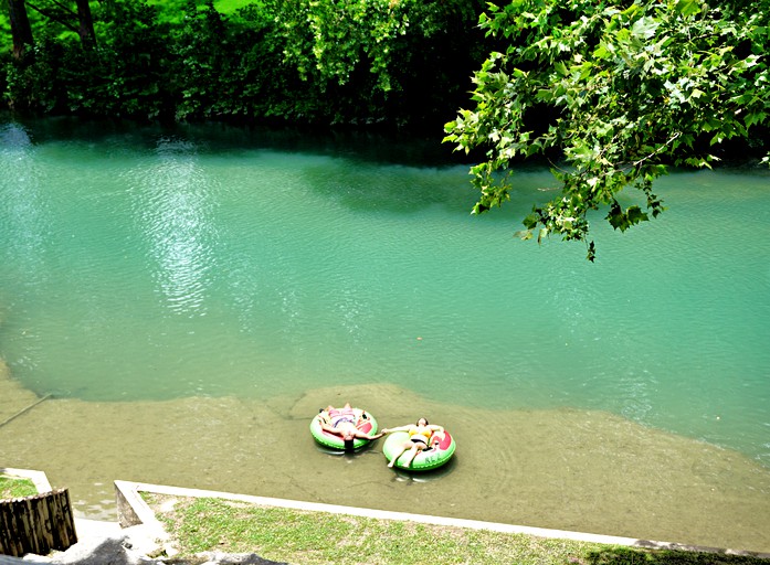 Cabins (New Braunfels, Texas, United States)