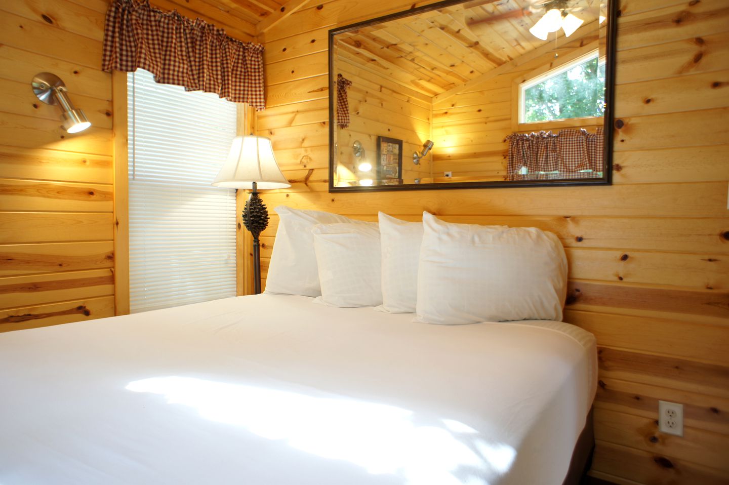 Deluxe Cabin Rental in Historic Williamsburg, Virginia