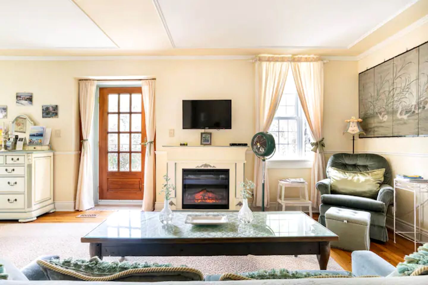 Elegant Suite Rental for a Romantic Getaway near the Prince Edward County Wine Region, Ontario